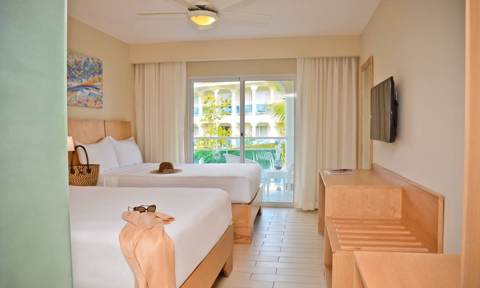 Los Brazos Complejo | Peaceful 2-Bedroom Oasis w/ Balcony & Pool
