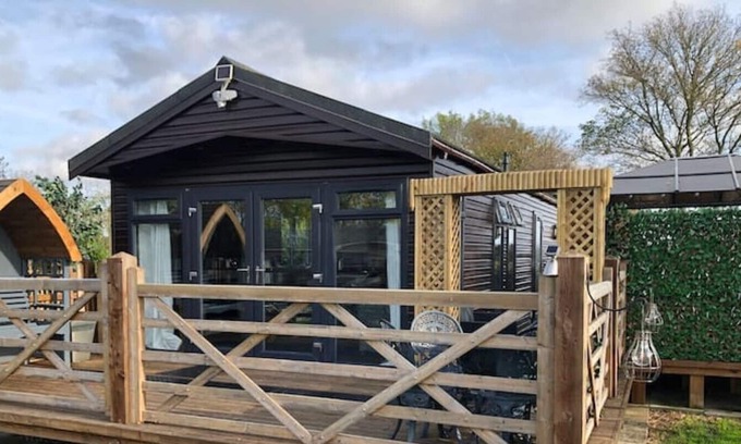 Sturton By Stow Cabina | Peaceful 2-Bedroom Holiday Lodge With Hot Tub