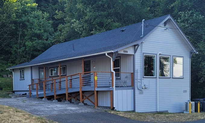 Shelton Casa | Peaceful 2+ Bedroom House, Salt Water Peekaboo View, WiFi, A/C & near the Park.
