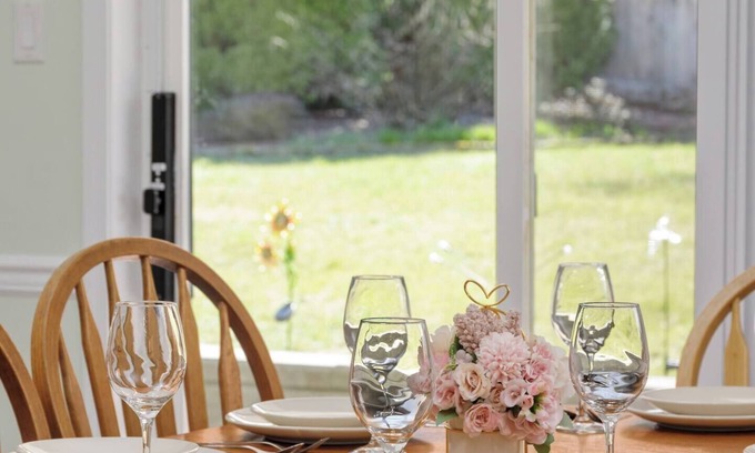 Regional District of Nanaimo Casa | Peaceful 2-bedroom suite with private entrance, full kitchen and 1 bath. Enjoy a bright living space, smart TV, Wi-Fi, and access to a tranquil garden patio. Located minutes from beaches, parks, and shopping. Ideal for your stay.