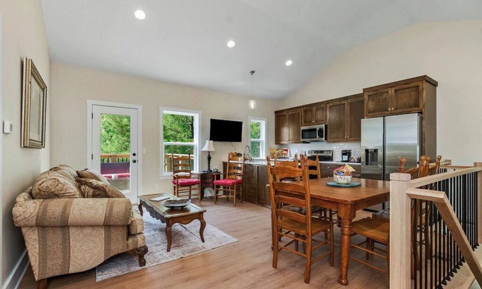 Linn Valley Casa | Peaceful 2-Bedroom Family Cabin-Scenic Views & Great Amenities-Sleeps 6