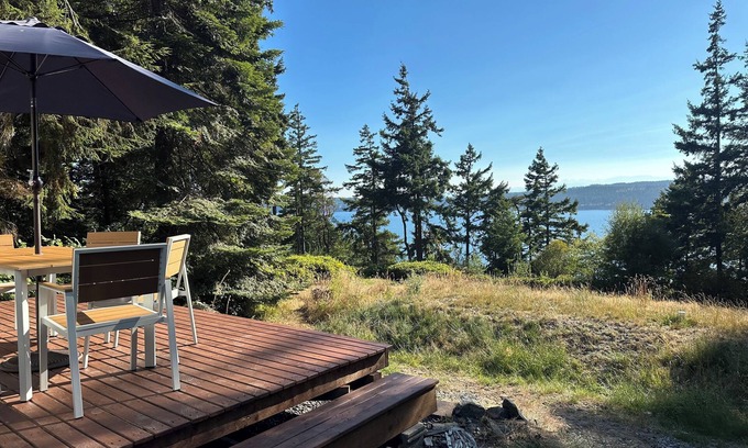 Langley Casa | Peaceful 2-bedroom Water View Home in Langley with Private Beach Access and Wifi