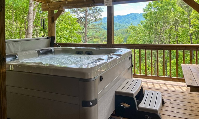 Bryson City Casa | Peaceful 2BR Cabin with Full Kitchen, Wifi, Gas Grill, and Hot Tub