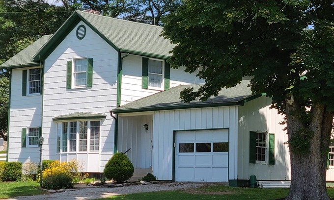 Bovard Casa | Peaceful 3-Bedroom Country Farmhouse Situated on 125 Acre Horse Farm