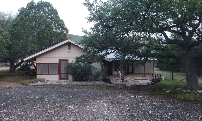 Leakey Cabina | Peaceful 3-bedroom cabin in canyon area north of Leakey