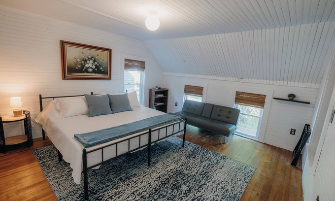 Belgrade Otro | Peaceful 3-bedroom farmhouse cottage in the Belgrade Lakes Region