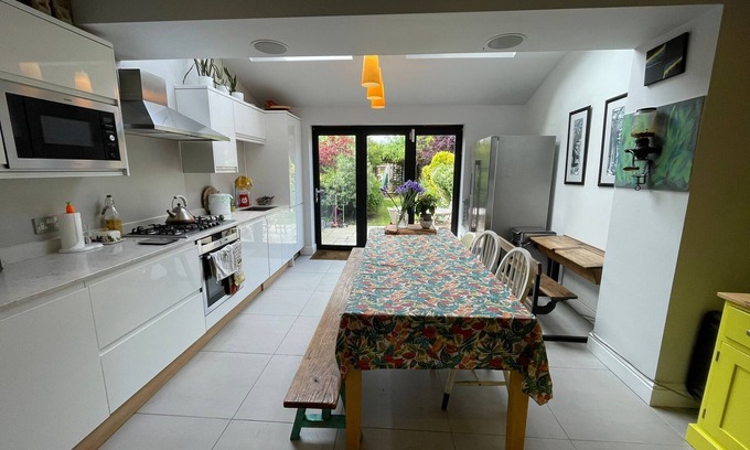 London Borough of Bromley Casa | Peaceful 3 bedroom house in Bromley with off street parking and private garden