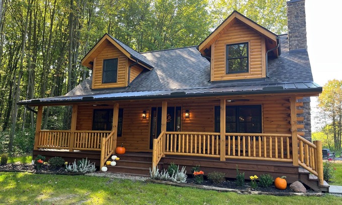 Austinburg Cabina | Peaceful 3BR Cabin Retreat w/Hot Tub-Near Wineries, Geneva-on-the-Lake & Spire