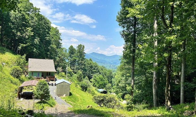 Burnsville Cabaña | Peaceful 3BR Forest Retreat with Mountain Views – Perfect for Family Getaways!
