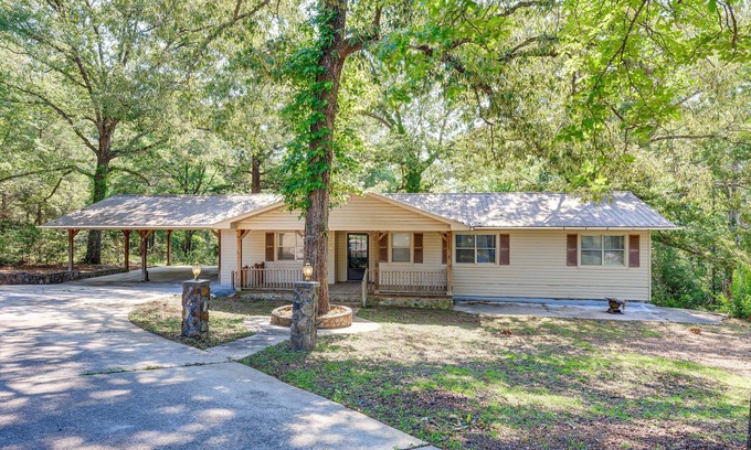 Jackson Casa | Peaceful Alabama Vacation Rental w/ Large Deck