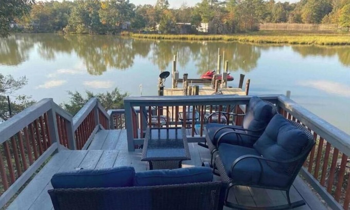 Colonial Beach Casa | Peaceful and Cozy Waterfront Home [just renovated]