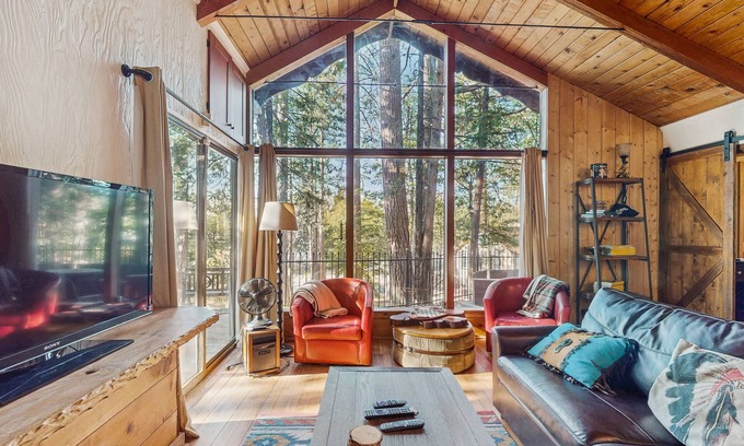 Crest Park Casa | Peaceful and Cozy Cabin- Close to Sky Park at Santa's Village