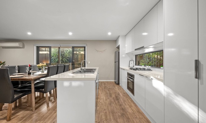 Golden Point Casa | Peaceful and Private Modern Townhouse - Steps from Sovereign Hill & Lake Esmond