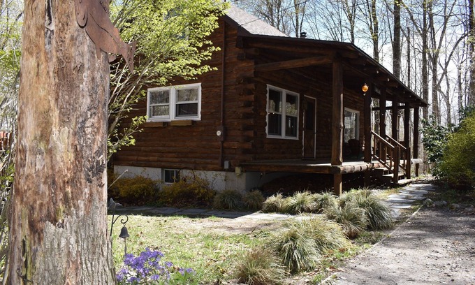 Gloversville Cabina | Peaceful and Private Adirondack Log Cabin