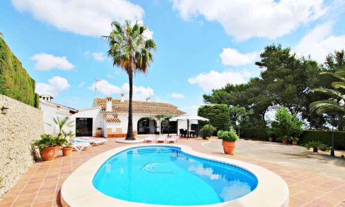 Fustera Villa | Villa tranquila para una escapada relajante: ambiente tradicional español, piscina y jardines en forma de riñón