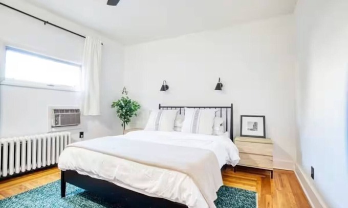 East Shore Apartamento | Peaceful Apartment with Waterview and Patio, Walk to Beach!