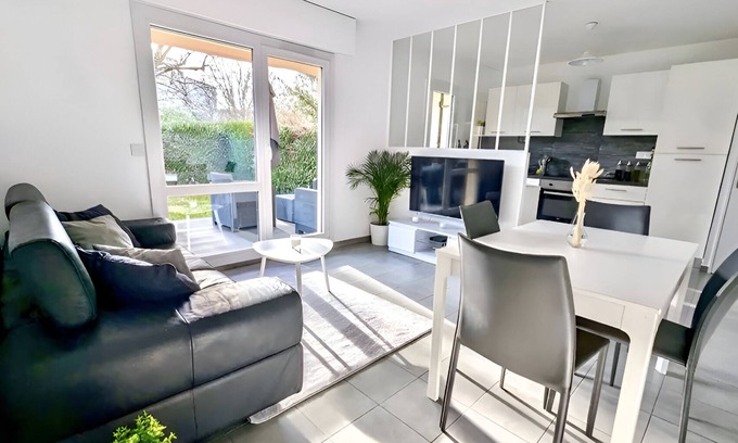 Ferney-Voltaire Apartamento | Peaceful apt. w.garden close to Geneva/Swiss border. Ideal for UN/CERN families.