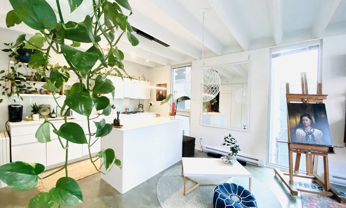 Chinatown Condominio | Peaceful Artists Garden Loft in the heart of Vancouver Chinatown. Pet-Friendly!