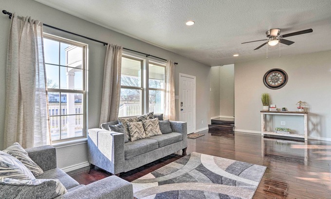 Atascosa Casa | Peaceful Atascosa Home w/ Balcony & Deck!