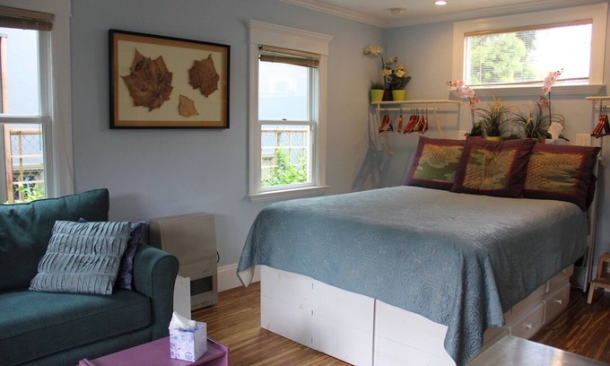 Upper Telegraph Cabaña | Peaceful backyard studio cottage. 5 min. to Ashby BART; free off street parking
