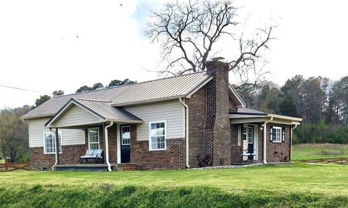 Cleveland Casa | Peaceful Brick Farmhouse Retreat