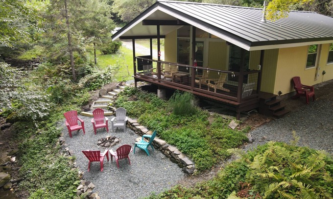 North Pomfret Casa | Recientemente renovado - Pacífica Brookside North Pomfret Cottage