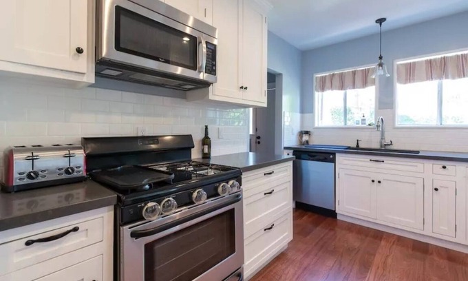 Larchmont Casa | Peaceful Bungalow in Larchmont Village