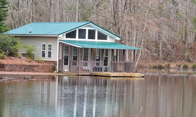 Pine Mountain Valley Cabina | Peaceful Cabin on private pond, close to Callaway.
