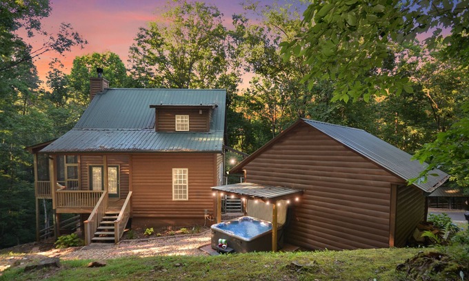 Ellijay Cabina | Peaceful Cabin 5 Min to Wineries, Orchards & Shopping 🏔 Fire Pit🔥 Hot Tub ❤️