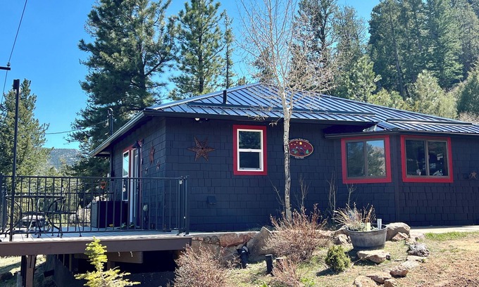 Estes Park Cabina | Cabaña tranquila, completamente remodelada, vistas espectaculares, 1 milla al centro de la ciudad, WIFI