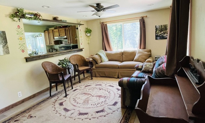 Boundary County Cabina | Peaceful Cabin Escape in Bonners Ferry