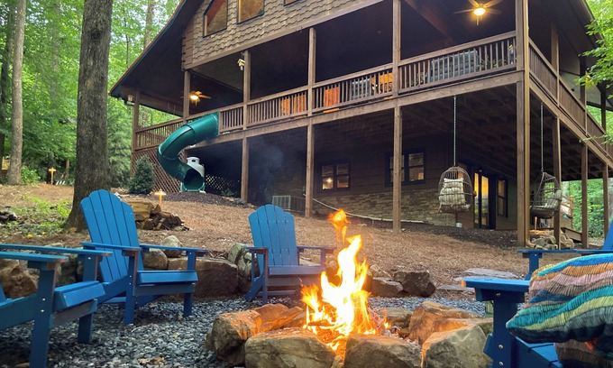 Morganton Cabina | Peaceful Cabin Getaway, Deck slide, Hot Tub, Game Room