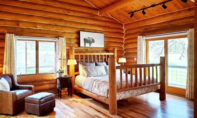 Custer Cabina | Peaceful Cabin Getaway near Wind Cave and Custer National Park