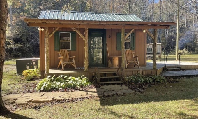 Wilder Cabina | Peaceful cabin in secluded mountain spot beside a picturesque creek
