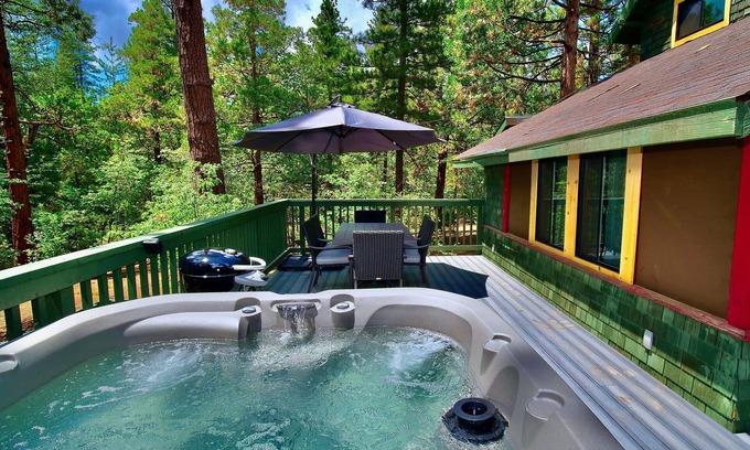 Idyllwild Cabina | Peaceful Cabin: Vintage Stove, Hot Tub, Walk To Town!!!