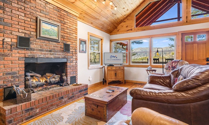 Hendersonville Cabina | Peaceful Cabin w/ Mountain Views, Trails + Biltmore Pass | Pet-Friendly