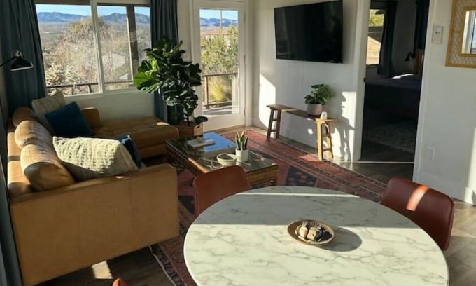 Yucca Valley Cabina | Peaceful Cabin with Hot Tub & Killer Views