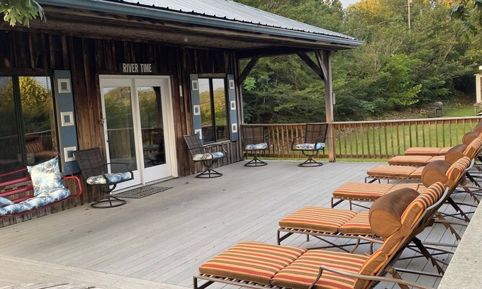 Waverly Cabina | Peaceful cabin with a lovely view of the TN river---the PERFECT weekend getaway!