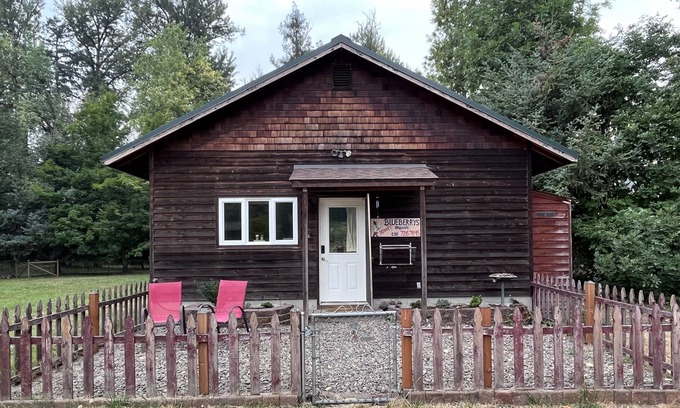 Fall Creek Cabina | Peaceful Cabin, Wood-fired sauna, grill by creek, work remote