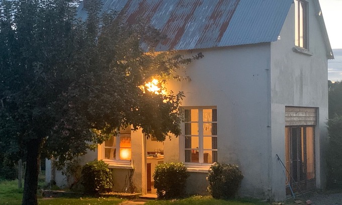 Sourdeval Cabaña | Peaceful, charming gîte in Normandy - pets welcome.