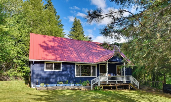 Kelso - Longview Casa | Peaceful + Chic Oasis: Fire Pit, Grill, Yard
