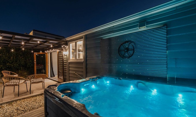 Christchurch Cabaña | Peaceful City Cottage + HOT TUB