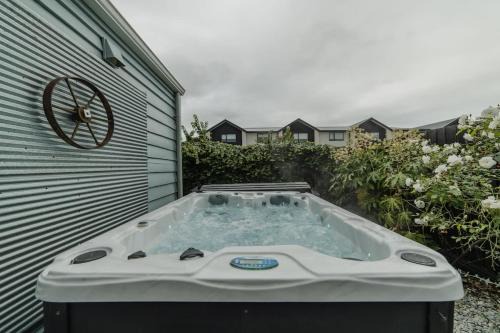 Christchurch Casa | Peaceful City Cottage & Hot Tub