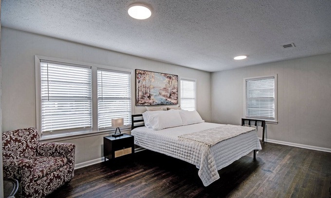 Clinton Casa | Peaceful Clinton Retreat in Olde Towne