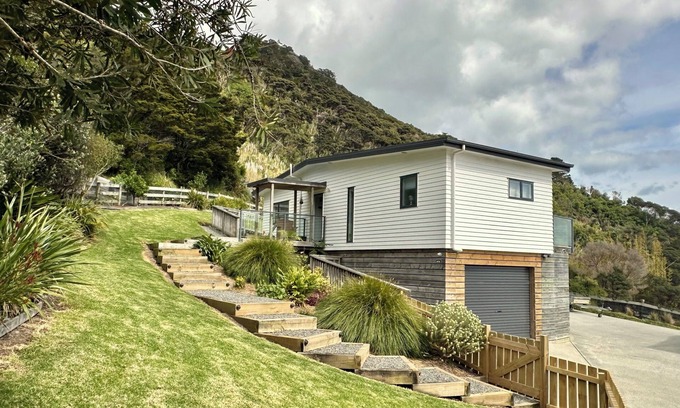 Whangarei Heads Casa | Peaceful Coastal Retreat with Ocean Views & Mountain Backdrop - Home from Home!