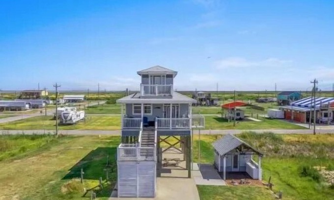 Holly Beach Casa | Peaceful coastal retreat with a beachfront view