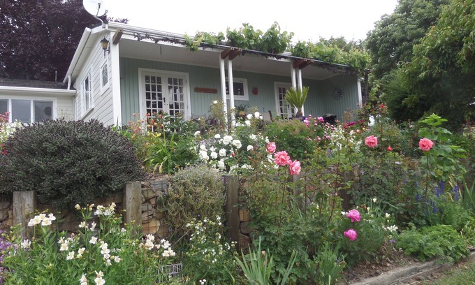 Enfield Cabaña | Peaceful cottage in private garden setting.