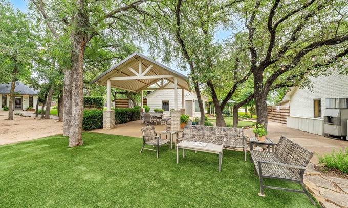 Crawford Casa | Country-Chic Cottage de dos dormitorios @GatheringOaksRetreat en 30 acres