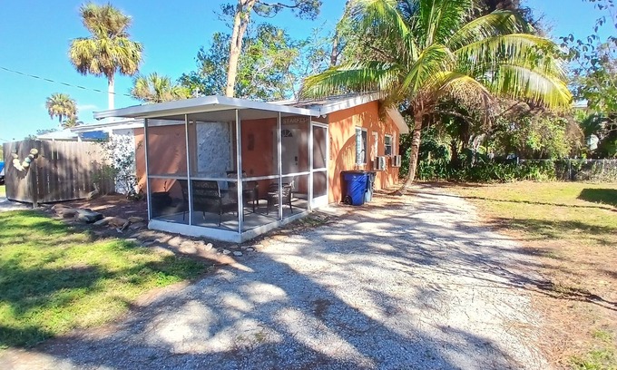 Bonita Shores Cabaña | Peaceful Cottage On Imperial River W Dock W&D Kitchen King Bed Can Sleep 4