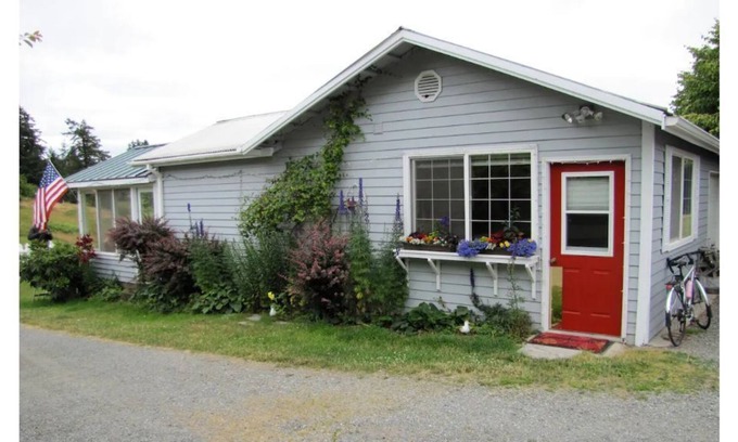 Friday Harbor Cabaña | Peaceful Cottage on 15 acre Farm